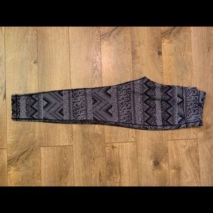 Fitted athletic leggings